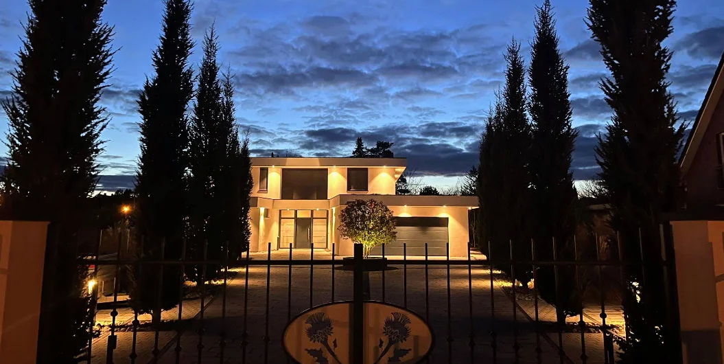 Architektenhaus mit mediterraner Gartengestaltung